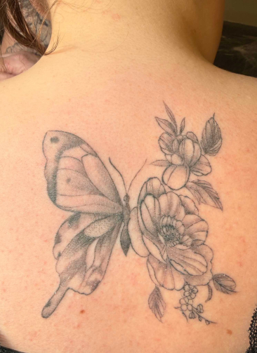 tatouage_fleurs_papillon