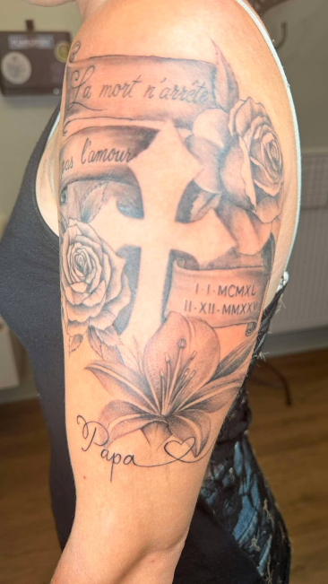 tatouage_croix_fleurs